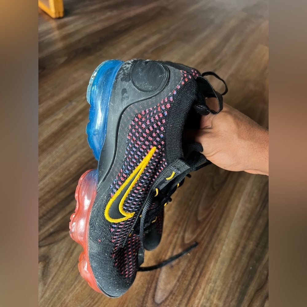Nike Air Vapormax Flyknit 2021 Kids Size 5Y Y Black Blue Red DV2198-001 - Picture 7 of 10